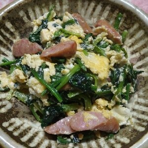 朝食におすすめ！ほうれん草とウインナーと卵の炒め物